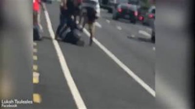 بالفيديو والصور.. 7 رجال يتشاجرون وسط طريق مزدحم بالسيارات