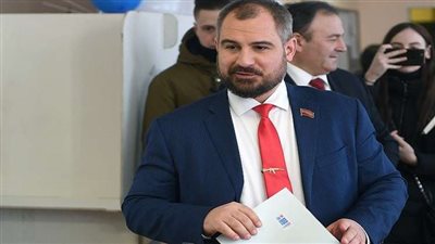 المرشح سورايكين يدلي بصوته في الانتخابات الروسية برفقة والدته