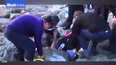 بالفيديو.. فتاة تعرض حياتها للخطر بسبب «سيلفى»