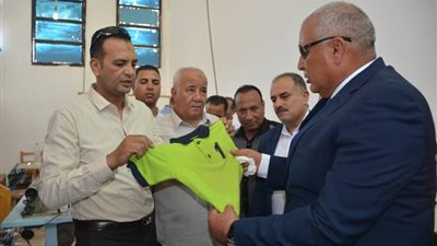 محافظ الوادي الجديد: تصنيع 20 ألف قطعة ملابس زي مدرسي