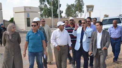 محافظ الإسماعيلية يتفقد الأعمال بطريق أبو خروع بتكلفة 13 مليون جنيه