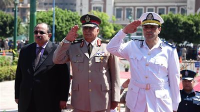 بالصور.. محافظ الإسكندرية يضع إكليل الزهور على النصب التذكاري