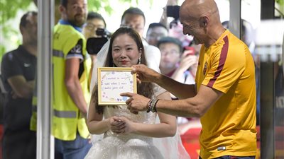 «صينية» تفاجئ محمد صلاح ونجوم روما بفستان الزفاف في التدريبات