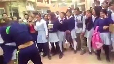 ضرب وركل وشد شعر طالبات دخلن في شجار عنيف (فيديو)