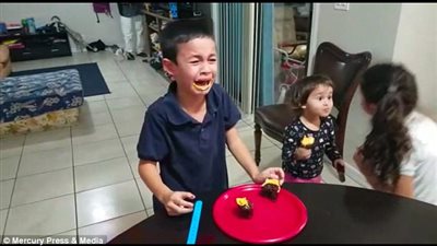 كعكة تدمر مشاعر طفل بسبب نوع المولود (فيديو وصور)