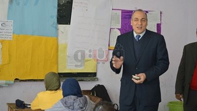 وكيل التعليم يتفقد امتحانات الشهادة الإعدادية بالقاهرة الجديدة