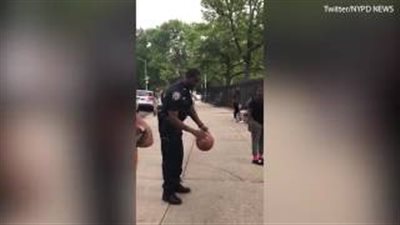 بالفيديو والصور.. شرطي يثير دهشة الأطفال بتصويبة مذهلة لكرة السلة