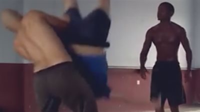 بالفيديو.. رجلان يتسببان في سقوط مروع لشاب