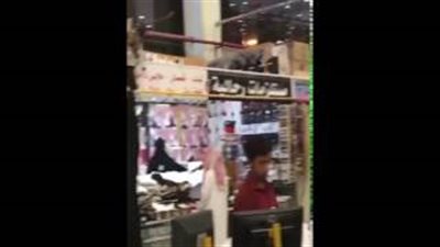 بالفيديو.. امرأة تعمل في محل بيع ملابس رجالي تثير جدلا في السعودية