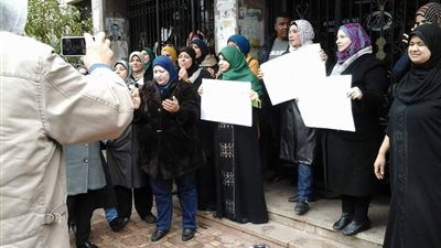 بالصور.. العاملون بـ«تأمين صحي بورسعيد» يواصلون إضرابهم عن العمل