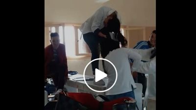 بالفيديو.. طالبتان تلقنان بعضهما «علقة ساخنة» داخل الفصل