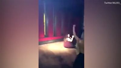 أم تسرق الأضواء بحلبة رقص (فيديو وصور)