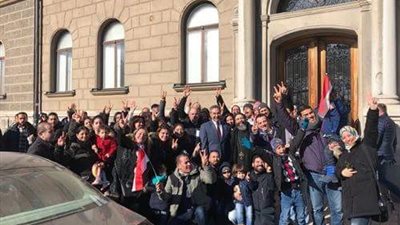 الناخبون بالسويد يلتقطون الصور التذكارية مع السفير المصري