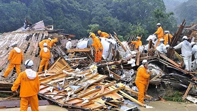 إصابة العشرات في سلسلة أعاصير على شرق اليابان