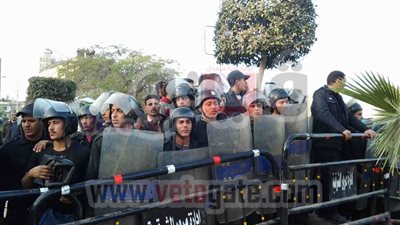 إطلاق كثيف لقنابل الغاز أمام مبنى محافظة الشرقية