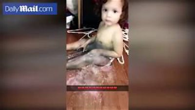 بالفيديو والصور.. انهيار أم بعد عبث طفلها بمكياجها