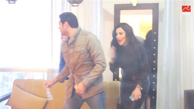 بالفيديو.. عمرو يوسف يسقط رامز جلال على الأرض بعد اكتشاف مقلبه: «بكرهك»