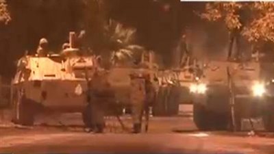 مدرعات الجيش تحاصر مخزن المخدرات بالسويس