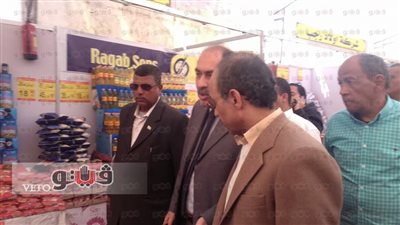 بالصور.. نائبا محافظ الجيزة يتفقدان معرض السلع الغذائية