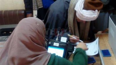 معمر يوثق توكيلا للسيسي في شهر عقاري منيا القمح بالشرقية (صور)