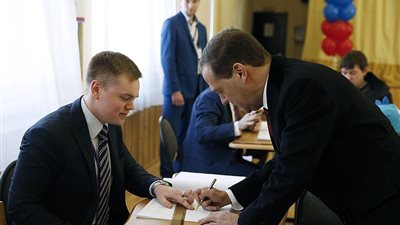 رئيس الوزراء الروسي يدلي بصوته في الانتخابات الرئاسية بموسكو