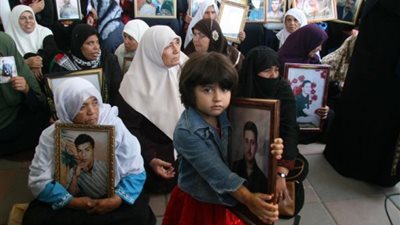 أبرز الإجراءات التعسفية الإسرائيلية ضد السجناء الفلسطينيين (فيديو)