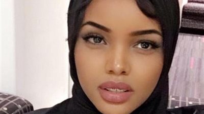 بالصور.. عارضة أزياء محجبة تخطف الأنظار في عرض «Yeezy Season 5»