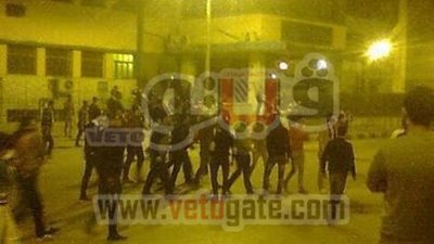 بالصور..استمرار حالات الكر والفر أمام مبنى المحافظة بالشرقية