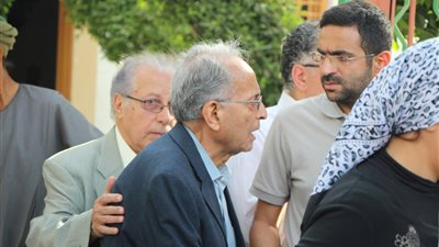 بالفيديو والصور.. تشييع جثمان زوجة رفعت السعيد بحضور قادة اليسار