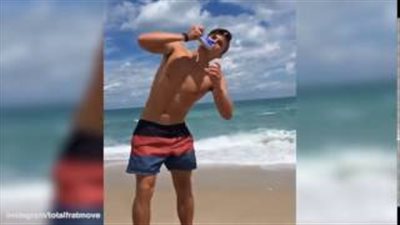 بالفيديو والصور.. شاب يثير الغضب بإجباره قرش على فتح علبة بيرة