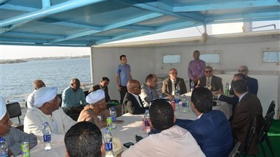 بالصور.. وزير القوى العاملة يبحث مشكلات الصيادين ببحيرة ناصر