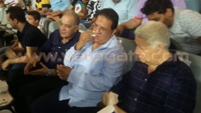 بالصور.. مرتضى منصور وأعضاء الزمالك يؤازرون فريقهم أمام المصري