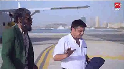 بالفيديو.. رد فعل «هنيدي» بعد اكتشافه حقيقة رامز جلال