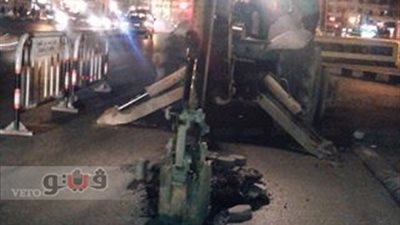 بالصور.. إصلاح ماسورة مياه مكسورة أمام المبنى القديم لوزارة الخارجية