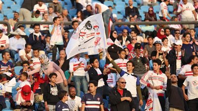 جماهير الزمالك تصطحب لافتات لدعم مرتضى منصور وإيهاب جلال