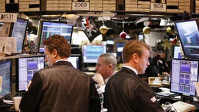 هزة قوية لأسواق الصرف عالميًا بعد انفصال بريطانيا عن الاتحاد الأوروبي.. توقعات بتدخل البنك المركزي وتخفيض الجنيه حال تراجع جديد للاسترلينى.. خبير: حرب عملات شرسة تضرب الغرب والدولار ينتصر