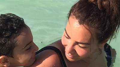 ميرهان حسين تنشر صورة مع ابن شقيقها في البحر