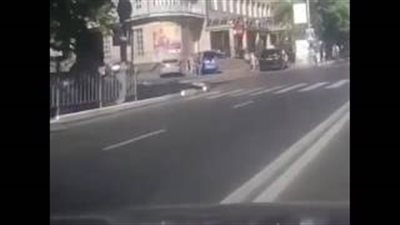 بالفيديو.. رجل ينقذ نفسه ويتسبب في حادث لسائق دراجة هوائية