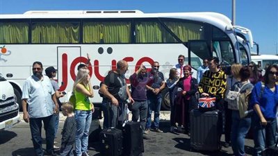 الغردقة تستقبل أول رحلة طيران من كازاخستان على متنها 235 سائحا (صور)