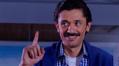 كريم محمود عبد العزيز يحتفل بالعرض الخاص لـ«اطلعولي بره» اليوم