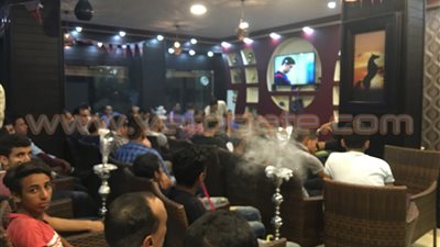 بالصور.. احتشاد جماهير الإسماعيلي على المقاهي لمتابعة لقاء الأهلي