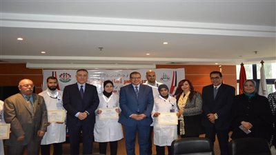 محمد سعفان يكرم 11 شابا وفتاة اقتحموا سوق العمل ببورسعيد (صور)