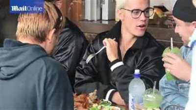 بالفيديو والصور.. الشرطة تنقذ جاستن بيبر من المعجبات في أستراليا