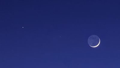 البحوث الفلكية: رؤية هلال القمر مع كوكبي زحل والزهرة الليلة