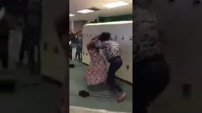 بالفيديو.. مشاجرة عنيفة بين فتاتين