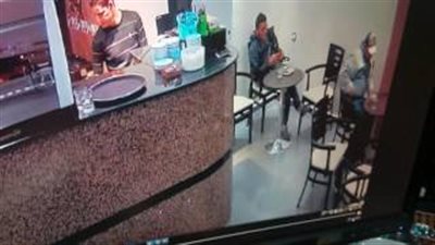 بالفيديو.. لص يسرق هاتفا جوالا من داخل مقهى بطريقة ماكرة