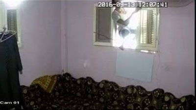 بالفيديو.. حرامي يتسلل من شباك منزل ويسرق 100 ألف جنيه بالبحيرة