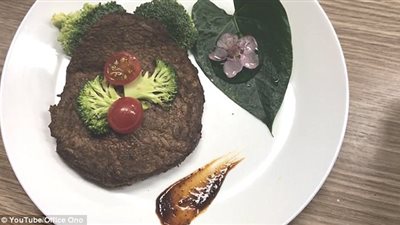 بالفيديو.. صينية تحقق مليون مشاهدة بطهي الطعام في مكتبها