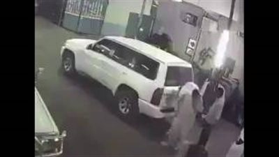 بالفيديو.. طفل يدهس والده بعد أن ترك سيارته بوضع تشغيل