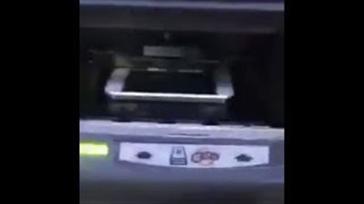 بالفيديو.. رد فعل خليجي سحبت الصرافة هاتفه المحمول